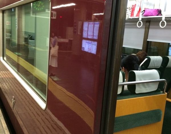 阪急電車の小豆色×深緑色が落ち着きます