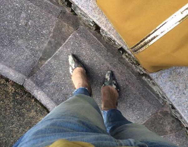 いつものOFFファッションに黄色でアクセント