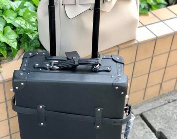 スーツケース持って♪