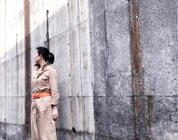 beige × orange配色ファッション