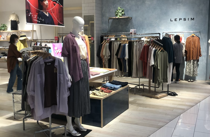お店には溢れるほどの洋服たち