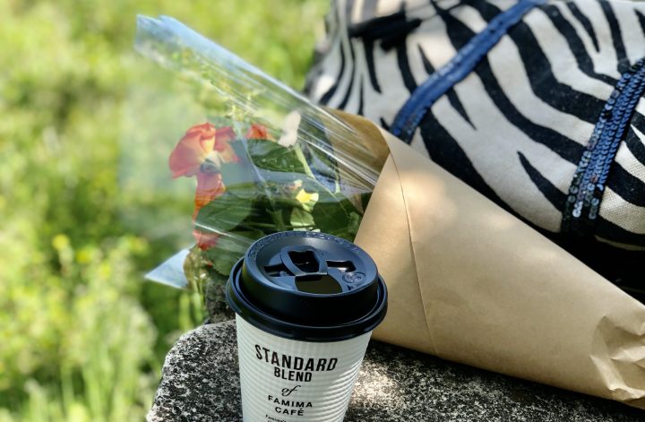 新緑とコンビニコーヒー