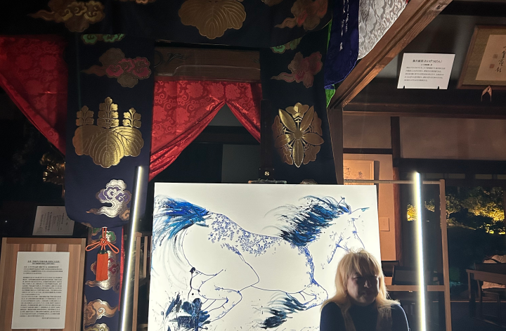 青巳はなねさんの“ライブペイント青の軌跡”