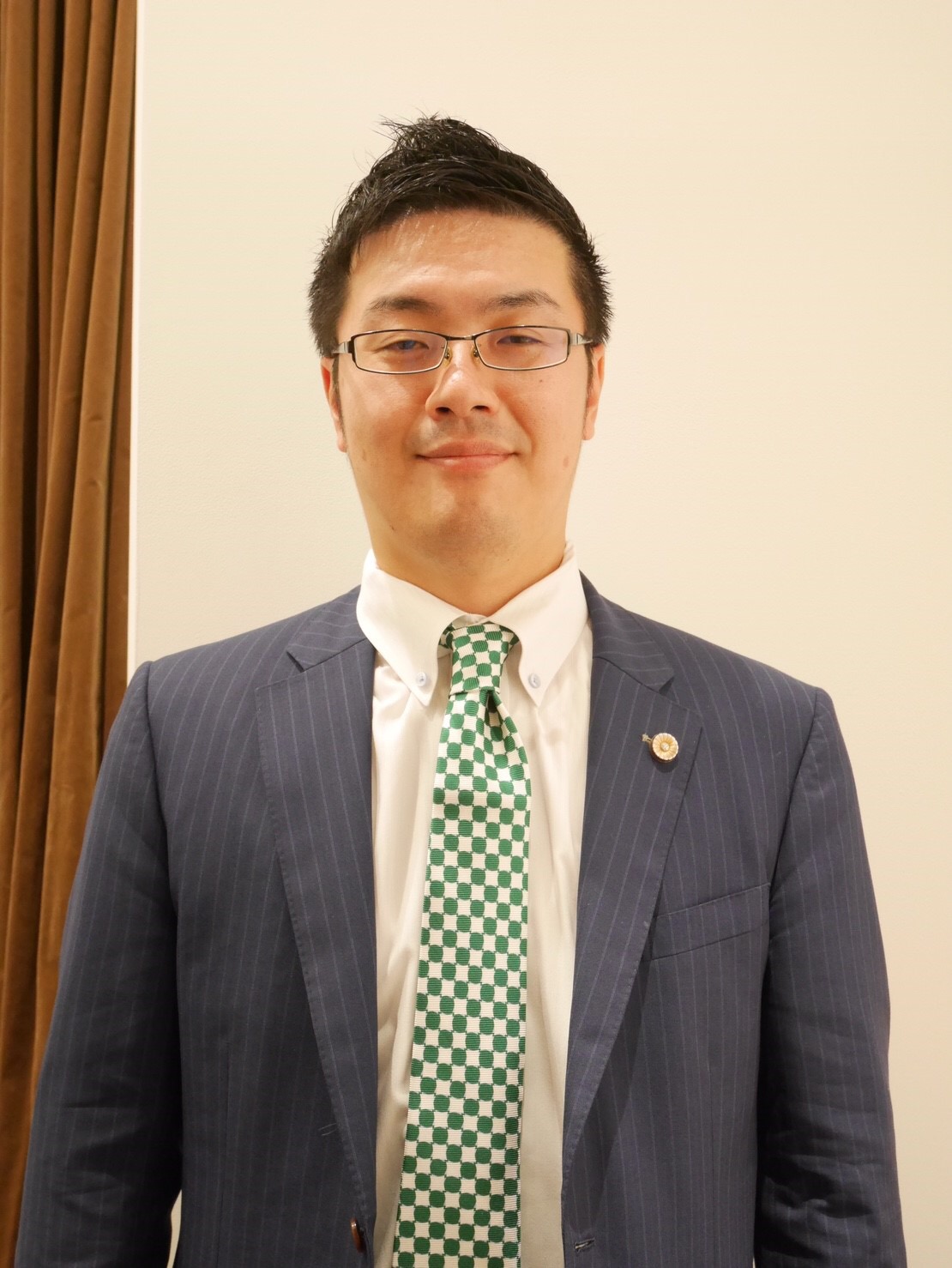 鮮やかな色のネクタイに挑戦
